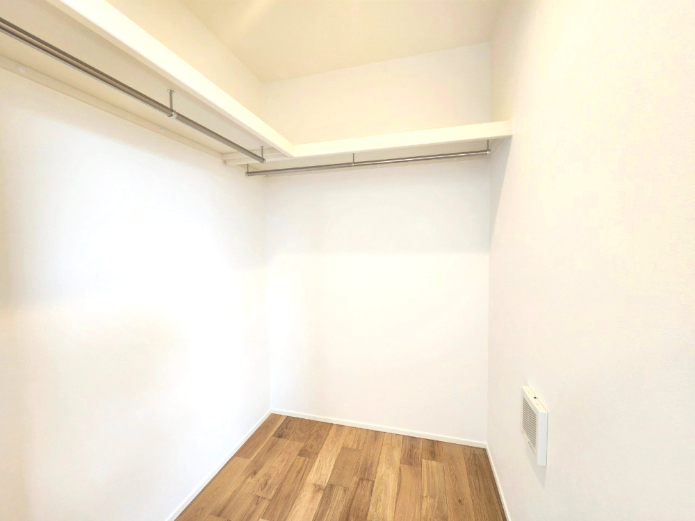 【価格改定】京都市西京区大原野上里鳥見町　の収納|たっぷり収納可能なウォークインクローゼット
洋服はもちろん、バッグや布団などもしっかり収納できます！