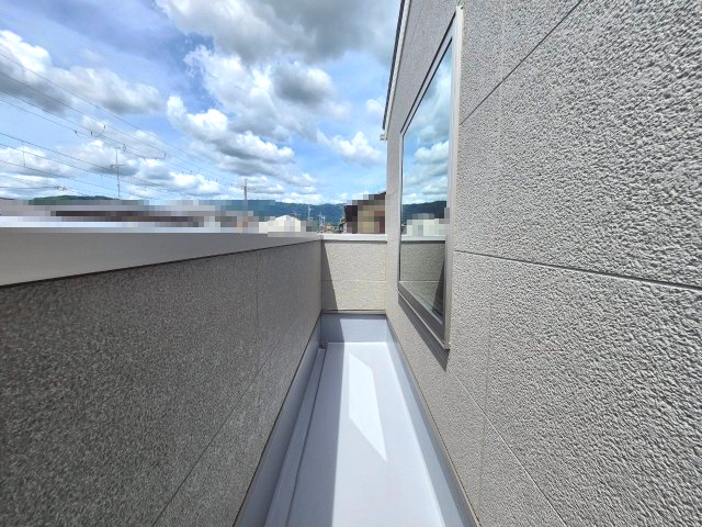 【価格改定】京都市西京区大原野上里鳥見町　のバルコニー|洋室（約7帖）から、バルコニーに出ることが可能です(^^♪