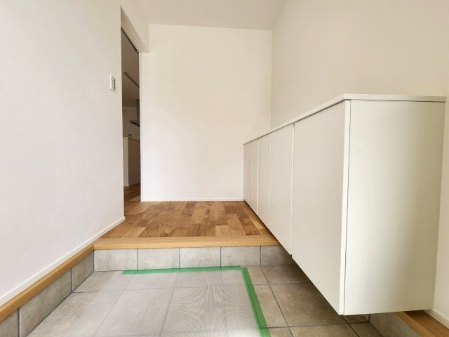 【商談中】京都市西京区大原野上里鳥見町　の玄関|便利なシューズクローゼット付きで、玄関周りがスッキリ片付きます！