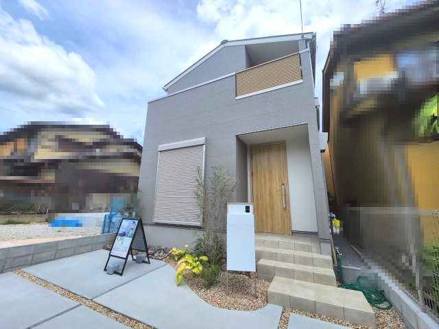 【成約済】京都市西京区大原野上里鳥見町　の外観|ホワイトの宅配BOXは外観と調和し、すっきりとした印象を演出します。
植栽の緑も美しいです！