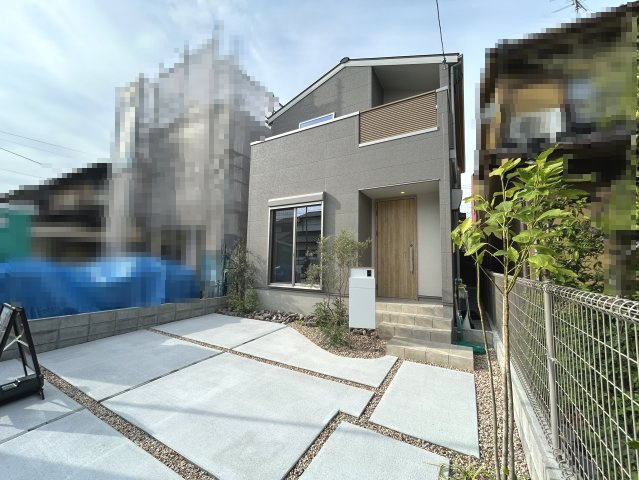 【価格改定】京都市西京区大原野上里鳥見町　の駐車場|コンクリートとカラー砂利のコントラストが美しい外構。
住まいの第一印象をアップさせます！