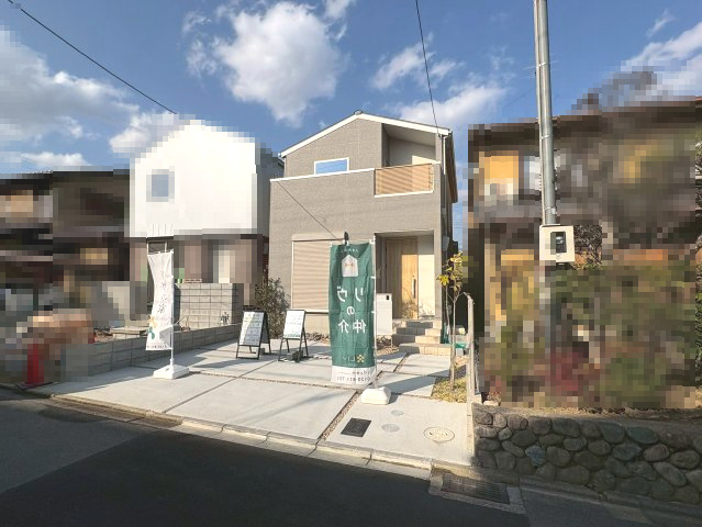 【価格改定】京都市西京区大原野上里鳥見町　の外観|コンクリートとカラー砂利のコントラストが美しい外構。
住まいの第一印象をアップさせます！