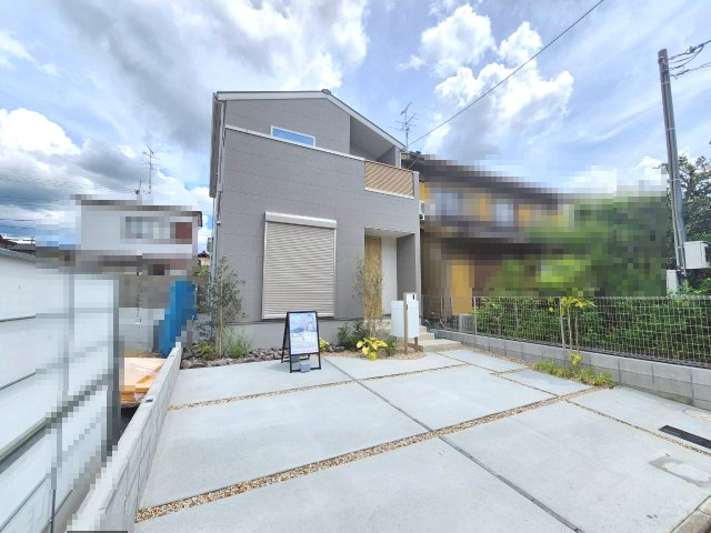 【価格改定】京都市西京区大原野上里鳥見町　の外観|LDK南側の窓にはシャッターを設置。
防犯対策もばっちりです！