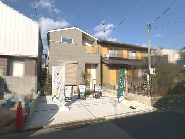 【商談中】京都市西京区大原野上里鳥見町　の外観|LDK南側の窓にはシャッターを設置。
防犯対策もばっちりです！