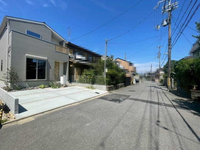 【価格改定】京都市西京区大原野上里鳥見町　の前面道路含む現地写真|前面道路は幅約6ｍ、間口約6.5ｍで、車の出し入れがしやすく安心して駐車できます！