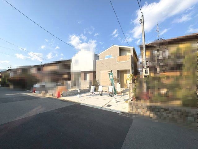 【成約済】京都市西京区大原野上里鳥見町　の前面道路含む現地写真|前面道路は幅約6ｍ、間口約6.5ｍで、車の出し入れがしやすく安心して駐車できます！