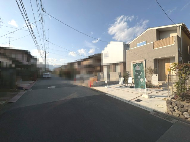 【成約済】京都市西京区大原野上里鳥見町　の前面道路含む現地写真|スーパー・コンビニが徒歩圏内にあり、毎日のお買い物に大変便利です。
