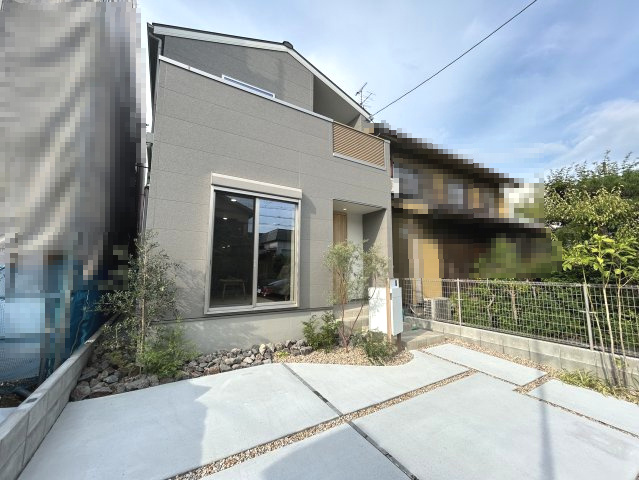 【価格改定】京都市西京区大原野上里鳥見町　の外観|柔らかい印象のグレー×木目のオシャレな外観です。