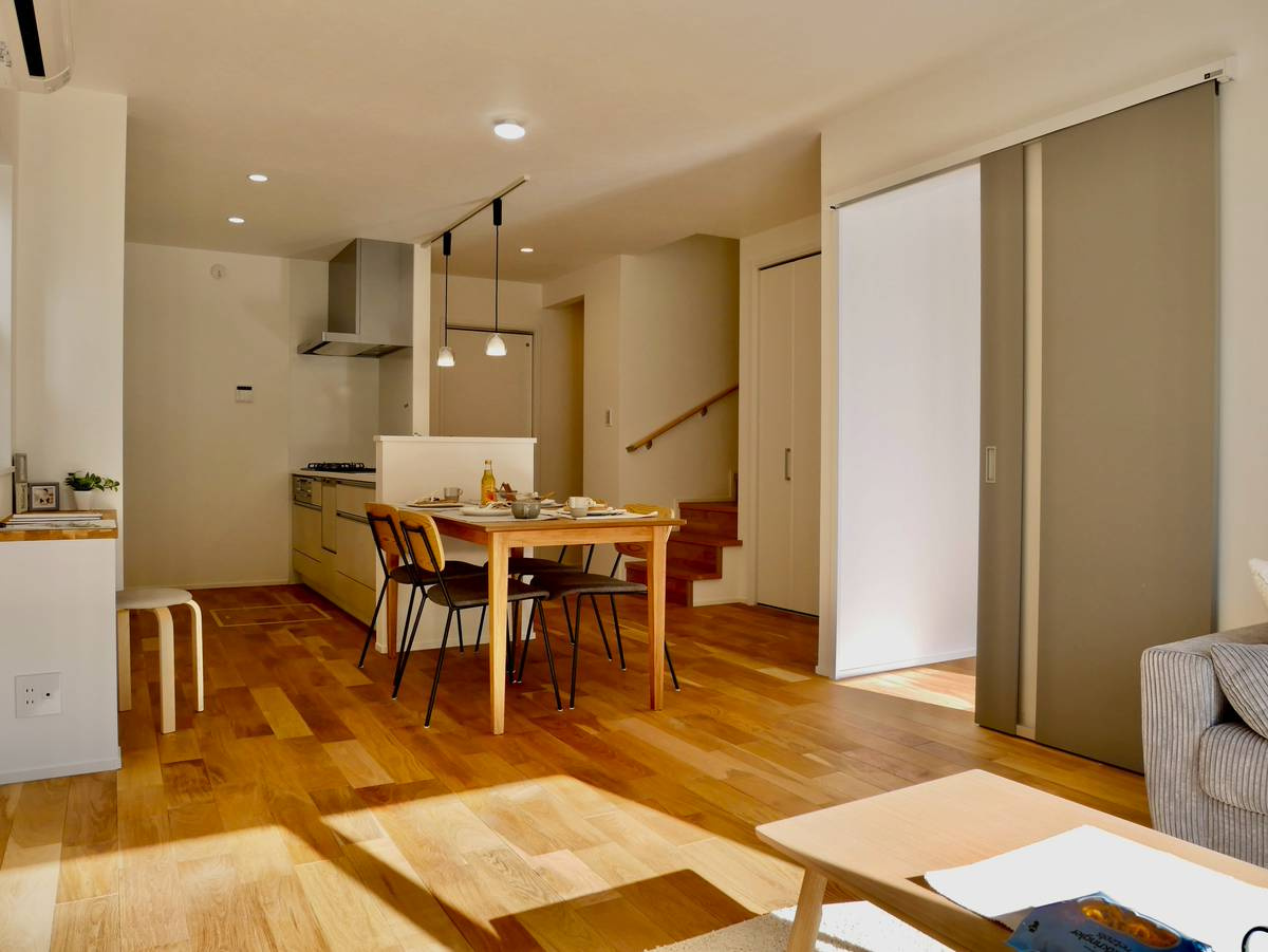 【商談中】京都市西京区大原野上里鳥見町　の居間・リビング|LDK（約17.1帖）
※家具はイメージです。販売価格には含まれておりません。