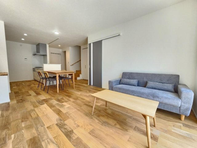 【商談中】京都市西京区大原野上里鳥見町　の居間・リビング|リビングからキッチンまで見通しがよく、ご家族の気配を感じながら過ごせる安心感◎
