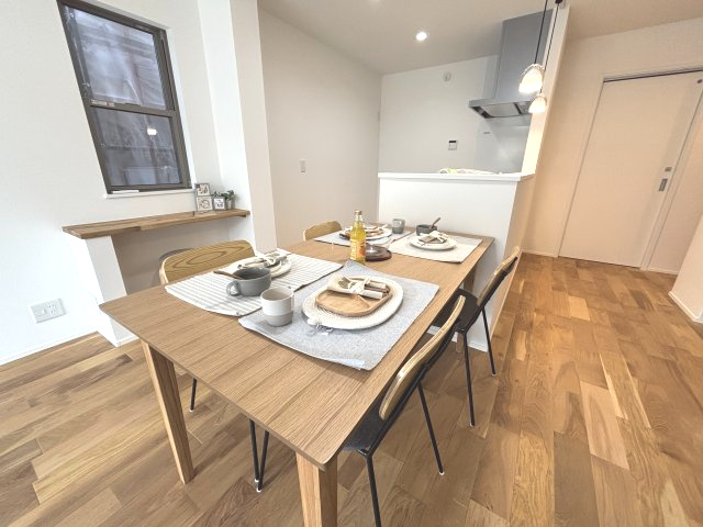 【価格改定】京都市西京区大原野上里鳥見町　のキッチン|キッチン前にはカウンター付きのワークスペースもあり、ちょっとした家事やお子さまの学習にも便利です。