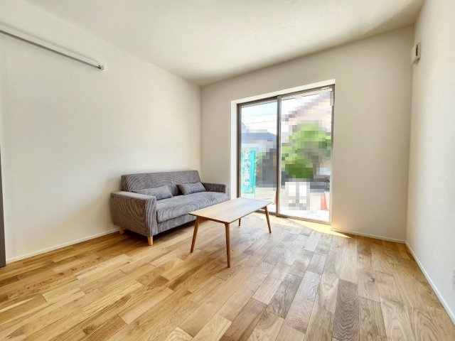 【商談中】京都市西京区大原野上里鳥見町　の居間・リビング|木目の美しいフローリングと白を基調とした内装が、空間をより広く演出します。