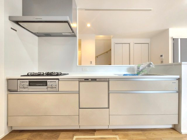 【価格改定】京都市西京区大原野上里鳥見町　のキッチン|3口ガスコンロ＋グリル＋食洗機付きの機能的なキッチン
忙しい毎日をサポートする充実設備です！