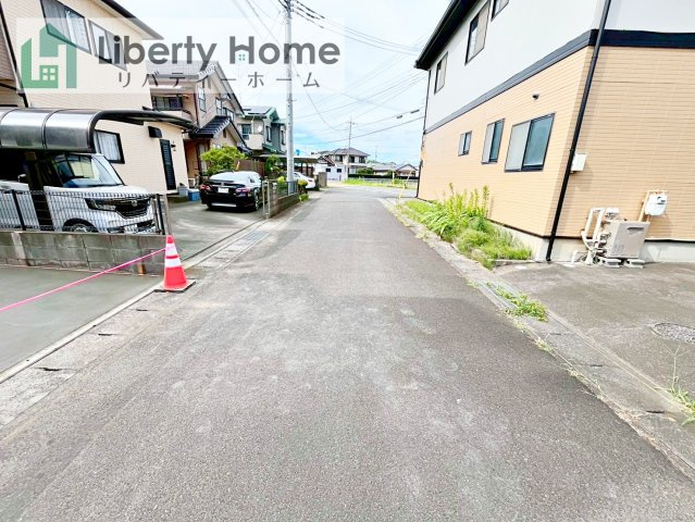阿見町岡崎３丁目　新築戸建の前面道路含む現地写真