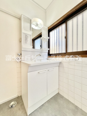 【独立洗面台】 | 富士市天間 中古戸建て | 朝の支度にも助かる、独立の洗髪洗面化粧台
