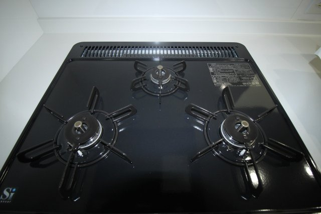 土佐山田町百石町　2号棟　新築戸建（全2区画）【内覧可能】　のキッチン|３口コンロ