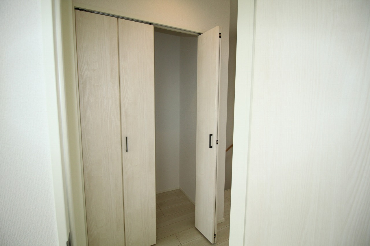 土佐山田町百石町　2号棟　新築戸建（全2区画）【内覧可能】　の収納|2Ｆ　ホール