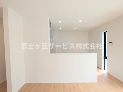 【キッチン】 | 浜松市中央区曳馬4丁目 新築一戸建て 1号棟 | 前から見たキッチンです