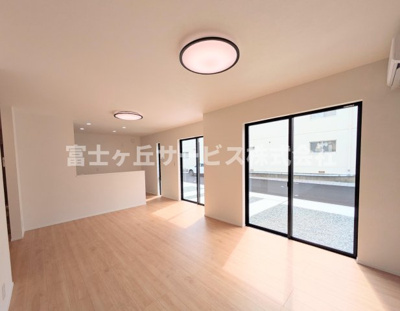 【居間・リビング】 | 浜松市中央区曳馬4丁目 新築一戸建て 1号棟 | リビングダイニングです