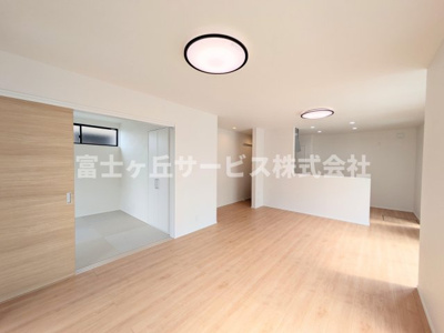 【居間・リビング】 | 浜松市中央区曳馬4丁目 新築一戸建て 1号棟 | リビングです