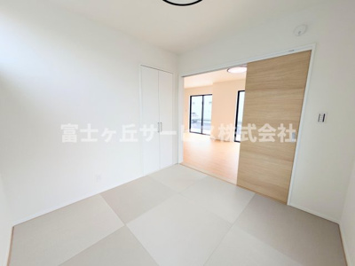 【和室】 | 浜松市中央区曳馬4丁目 新築一戸建て 1号棟 | リビング横の和室です