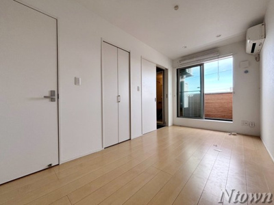 【居間・リビング】 | ルミエールY | こちらのリビングで趣味の時間をお楽しみください