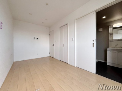 【居間・リビング】 | ルミエールY | こちらの居間で趣味の時間をお楽しみください