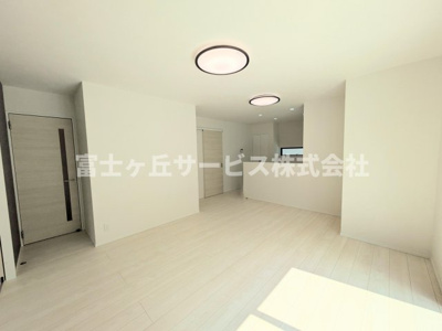 【居間・リビング】 | 浜松市中央区曳馬4丁目 新築一戸建て 2号棟 | リビングダイニングです
