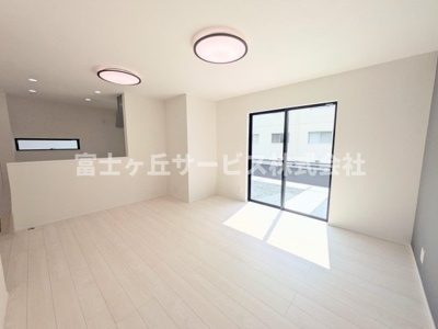 【居間・リビング】 | 浜松市中央区曳馬4丁目 新築一戸建て 2号棟 | リビングです
