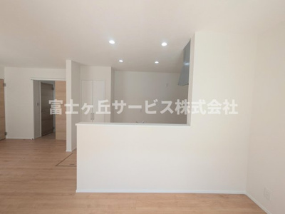 【キッチン】 | 浜松市中央区曳馬4丁目 新築一戸建て 3号棟 | 前から見たキッチンです