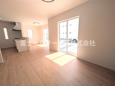 【居間・リビング】 | 浜松市中央区曳馬4丁目 新築一戸建て 3号棟 | リビングです