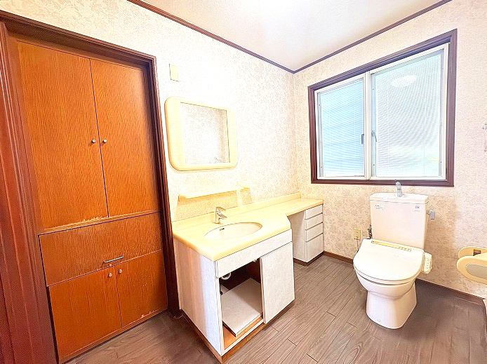 緑区滝ノ水四丁目　売戸建のトイレ|窓から光を取り込む明るいトイレは清潔感あふれる独立型洗面台と大容量の収納を併設