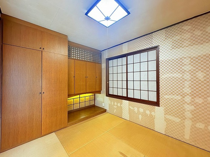 緑区滝ノ水四丁目　売戸建の和室|家族が集うリビングのすぐ横に安らぎの和空間。お子様の遊び場から客間、お昼寝スペースまで、多目的に使えるこの和室があなたの暮らしをより豊かに彩ります