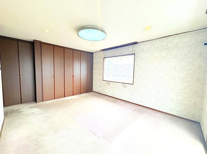 緑区滝ノ水四丁目　売戸建の洋室|南向きの大きな窓から陽光が降り注ぐ明るい2階洋室。壁一面に広がる大容量の収納が魅力でお部屋をいつもすっきりと保ちながら、心地よいプライベート空間を演出します