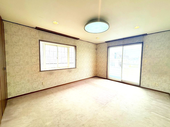 緑区滝ノ水四丁目　売戸建の洋室|開放感あふれる掃き出し窓から、光と風をたっぷりと取り込む南側洋室。広々とした空間は、主寝室としてはもちろん、趣味の部屋や書斎としても活躍。豊富な収納で、あなたの暮らしをサポートします