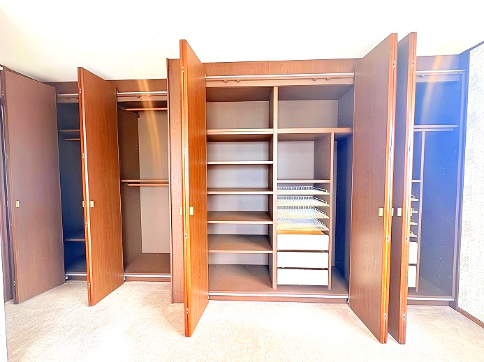 緑区滝ノ水四丁目　売戸建の収納|衣替えのストレスも解消！細部にまでこだわった棚や引き出し、ハンガーパイプを備えた、驚くほどの大収納。季節の衣類はもちろん、思い出の品々までたっぷりと収まります。