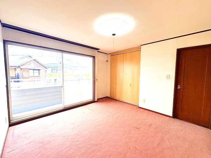 緑区滝ノ水四丁目　売戸建の洋室|開放感あふれる大きな窓から光と風をたっぷりと取り込む広々とした2階洋室。バルコニーに面したこの空間は明るく心地よいプライベートタイムを約束します。大容量の収納も完備し、快適な毎日をサポート。