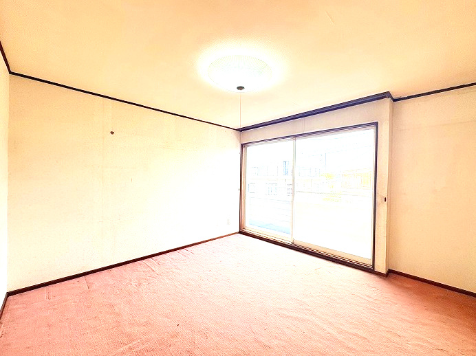 緑区滝ノ水四丁目　売戸建の洋室|柔らかな足触りのカーペットと温かい光が心地よい2階洋室。窓の外には広がる空と街並み。ゆったりとした空間は主寝室としてはもちろん、書斎や趣味の部屋としても多様な使い方が可能です。