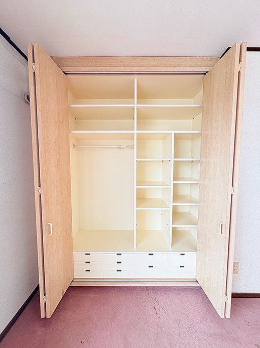 緑区滝ノ水四丁目　売戸建の収納|必要なものがすぐに取り出せるクローゼット。洋服を掛けるスペースからたたんで収納する棚小物用の引き出しまで、デッドスペースなく活用でき日々の暮らしをスマートに彩ります。