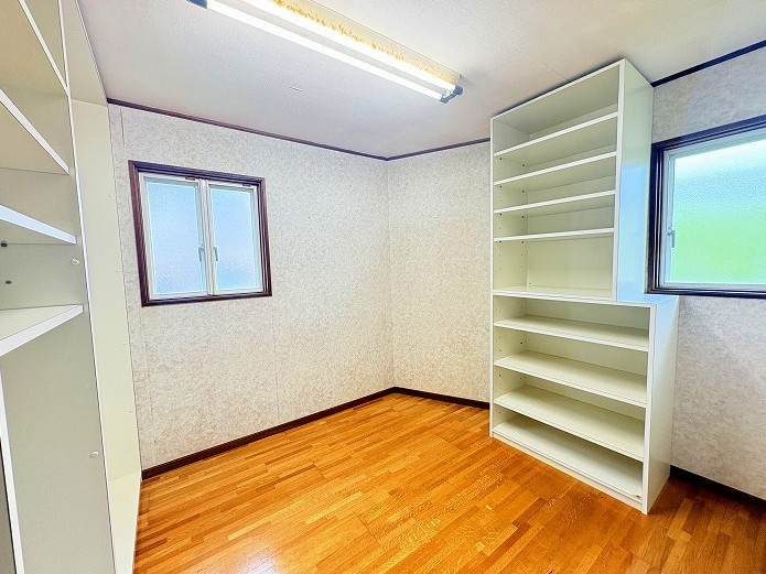 緑区滝ノ水四丁目　売戸建のその他|あらゆる物をすっきりと収納できる広々とした2階北側納戸。壁一面に設けられた造り付け収納は、衣類から季節家電、思い出の品までたっぷり収まりいつも整理整頓された快適な暮らしを叶えます。
