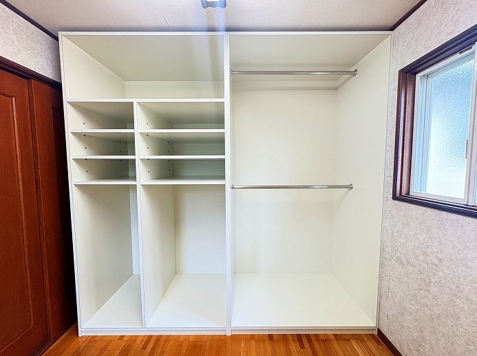 緑区滝ノ水四丁目　売戸建の収納|荷物が多いご家庭も安心！壁一面に広がる大容量のクローゼットと可動棚を備えた2階北側納戸。季節ごとの衣類やレジャー用品、お子様のおもちゃまで、全てをここに集約しリビングを広々と使えます。