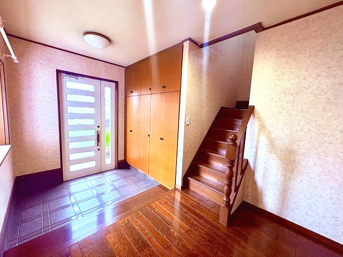 緑区滝ノ水四丁目　売戸建の玄関|明るい光が差し込む玄関は家族やゲストを温かく迎え入れる住まいの顔。大容量のシューズボックスでいつもすっきりと片付き、気持ちの良い毎日をスタートできます。