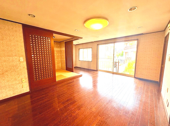 緑区滝ノ水四丁目　売戸建の居間・リビング|家族が集まる場だからこそ快適に過ごせるように家具の配置を考えるのも楽しみの一つです。