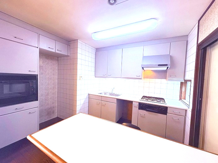 緑区滝ノ水四丁目　売戸建のキッチン|大きいシンクでは食器もストレスなく洗え、3口コンロでは要領よくお料理も可能です！