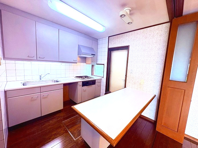 緑区滝ノ水四丁目　売戸建のキッチン|快適な動線とゆったり使えるカウンターは料理の時間がもっと楽しくなります！