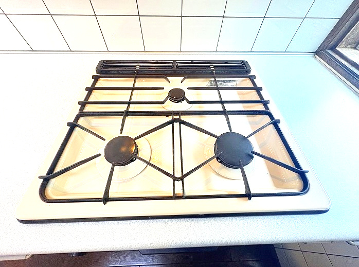 緑区滝ノ水四丁目　売戸建のキッチン|3口コンロ付なのでお料理がはかどります！煮込み料理などお時間の掛かる料理をしながら他の料理も作れるので料理時間の短縮にもなりますね♪