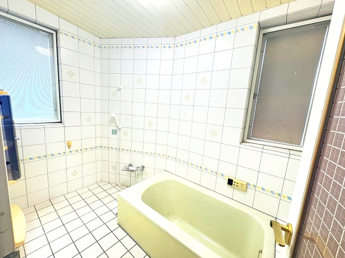 緑区滝ノ水四丁目　売戸建の浴室|窓から光が差し込む明るい浴室で一日の疲れを洗い流す至福のひとときを。心ゆくまでリラックスできる清潔感あふれるバスタイムをお届けします。