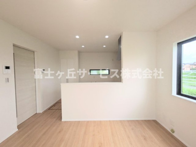 【キッチン】 | 浜松市中央区曳馬4丁目 新築一戸建て 4号棟 | 前から見たキッチンです