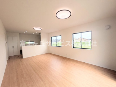 【居間・リビング】 | 浜松市中央区曳馬4丁目 新築一戸建て 4号棟 | リビングダイニングです