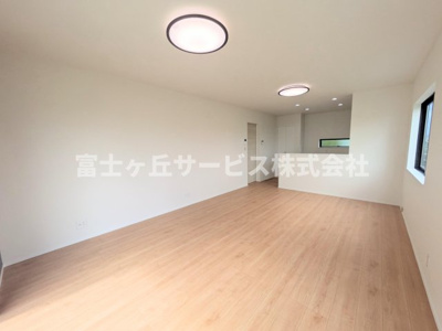 【居間・リビング】 | 浜松市中央区曳馬4丁目 新築一戸建て 4号棟 | リビングです